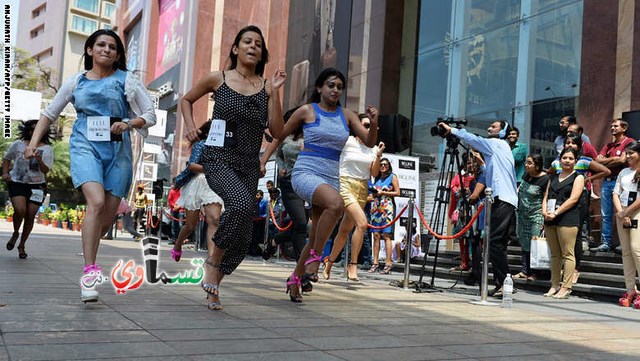 بالصور..  بمناسبة اليوم العالمي للمرأة مسابقة للجري بالكعوب العالية في الهند
